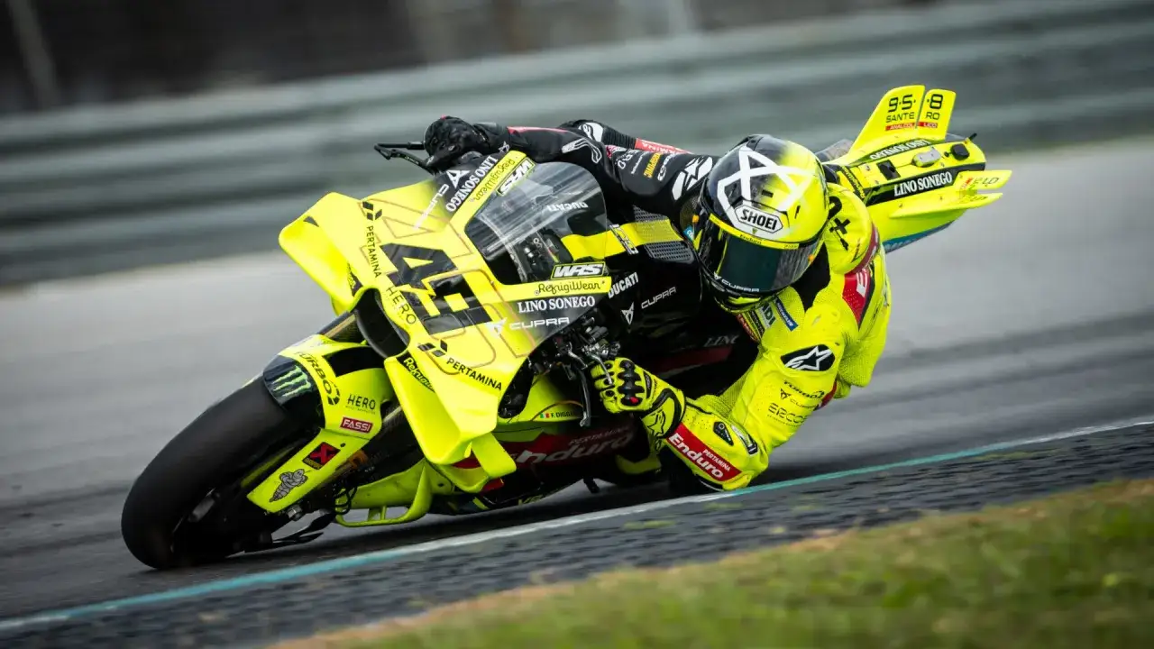 Fabio Di Giannantonio inclinado en su moto amarilla y negra, compitiendo en una carrera.