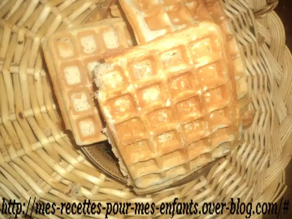 Gaufres dor&eacute;es &agrave; la farine de ch&acirc;taigne, empil&eacute;es dans un panier en osier. Un d&eacute;lice gourmand !