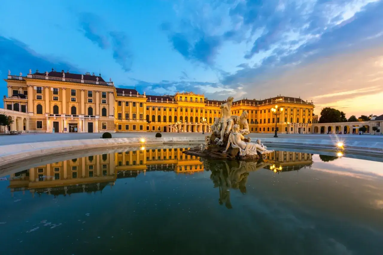 Schloss Sch&ouml;nbrunn mit seinem barocken Brunnen ist ein absolutes Wien must see. Die Spiegelung im Wasser ist magisch.