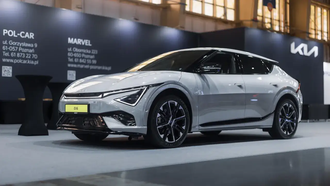 Nowoczesny, jasnoszary kia EV6, elektryczny crossover, prezentowany na wystawie.