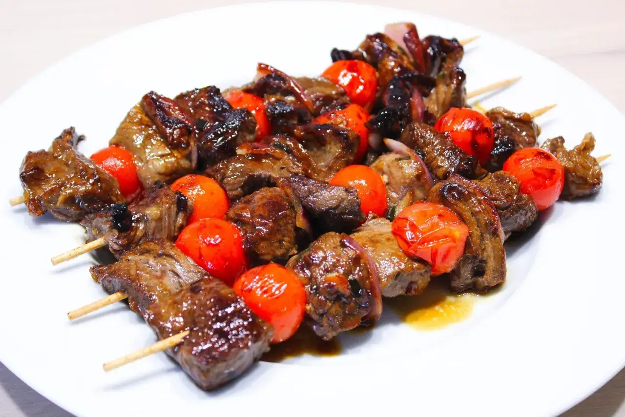 Brochettes de bœuf juteuses et tomates cerises, savoureuses avec leur marinade. Un délice pour les amateurs de marinade brochette boeuf.
