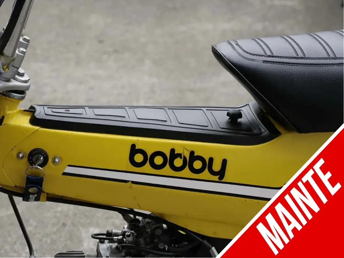 Il mio scooter Bobby giallo, pronto per un rinnova plastica fai da te. La sella nera è perfetta.