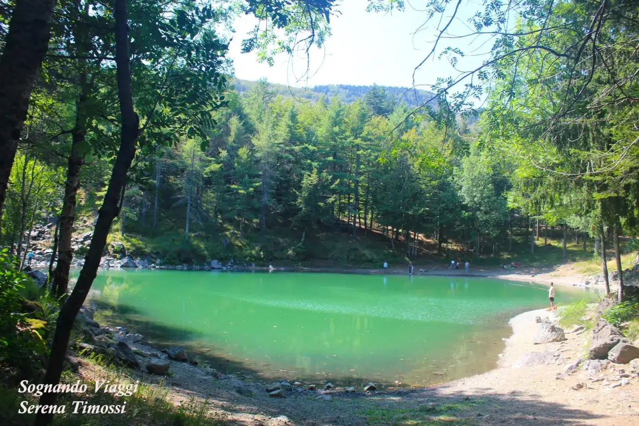 Un'oasi di pace al lago delle lame, con acque smeraldine circondate da un fitto bosco e qualche persona che si gode la tranquillit&agrave;.