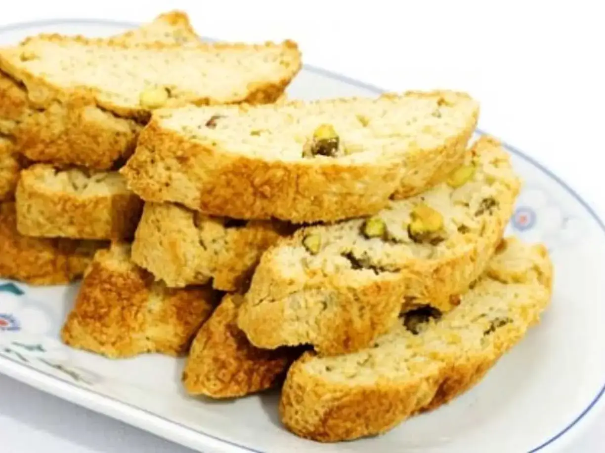 En h&ouml;g med gyllene skorpor med pistagen&ouml;tter, perfekta f&ouml;r ett enkelt skorpor recept.