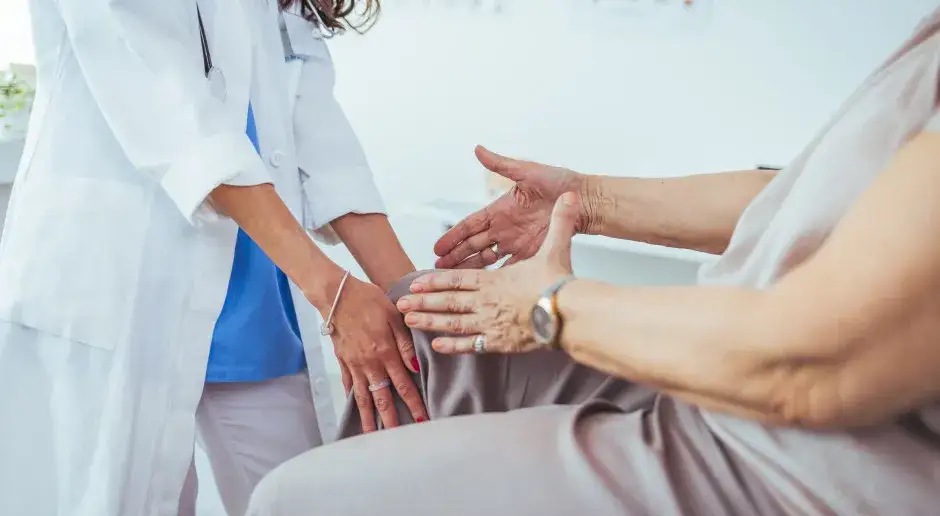 pacjent rozmawia z lekarzem o skierowaniu na rehabilitację