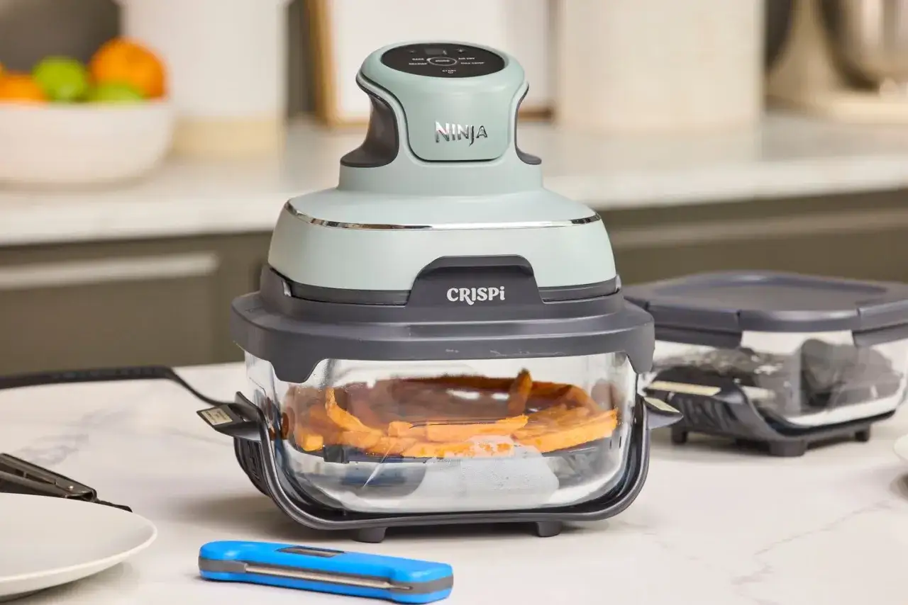 Nowoczesny air fryer Ninja Crispi z frytkami w szklanym naczyniu. Zastanawiasz się air fryer co to? To urządzenie do zdrowego smażenia!