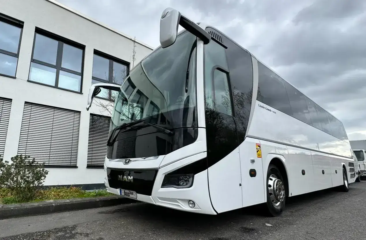 Nowy, biały autokar MAN czeka na pasażerów. Może zabierze ich z Krakowa do Zabrza?