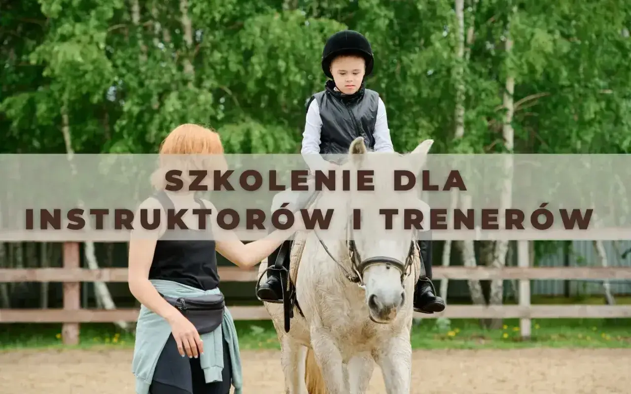 Instruktor jazdy konnej pomaga młodemu jeźdźcowi na białym koniu.