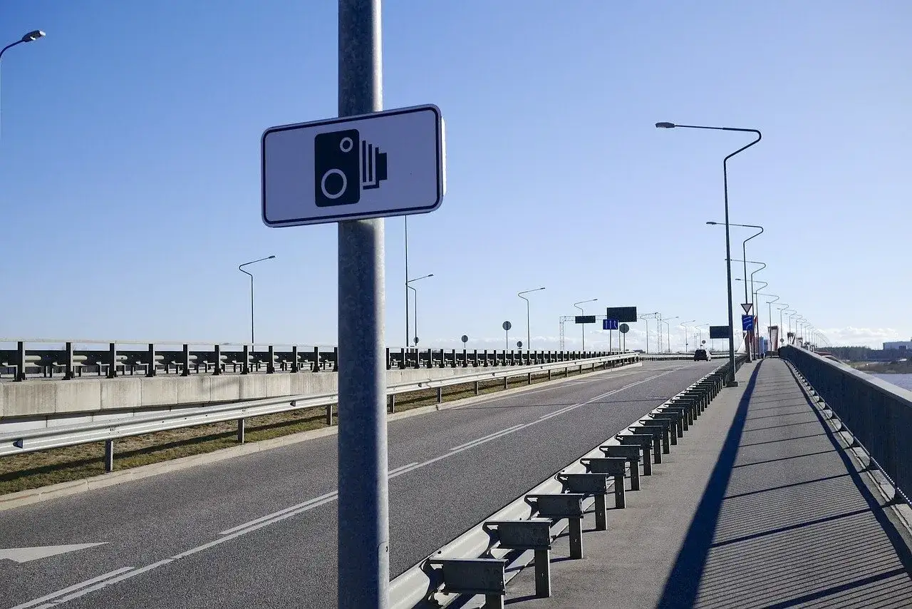 Znak ostrzegawczy przed fotoradarem na moście. Uważaj na mandaty w Niemczech, bo tu też mogą czekać.