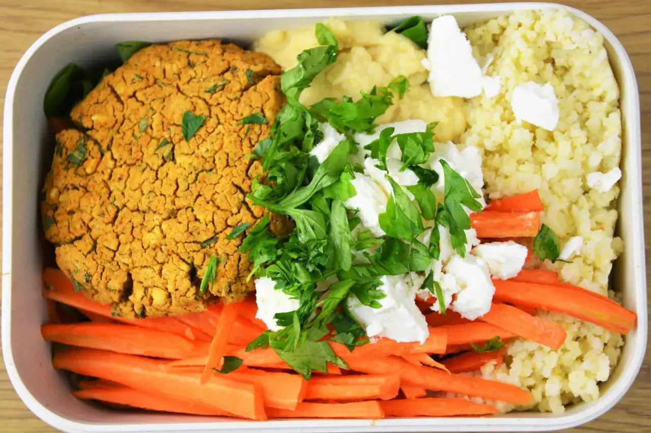 Pyszne wegetariańskie danie: kotlecik z ciecierzycy, puree, marchewka, kasza i ser feta. Idealne co na obiad wegetariański.