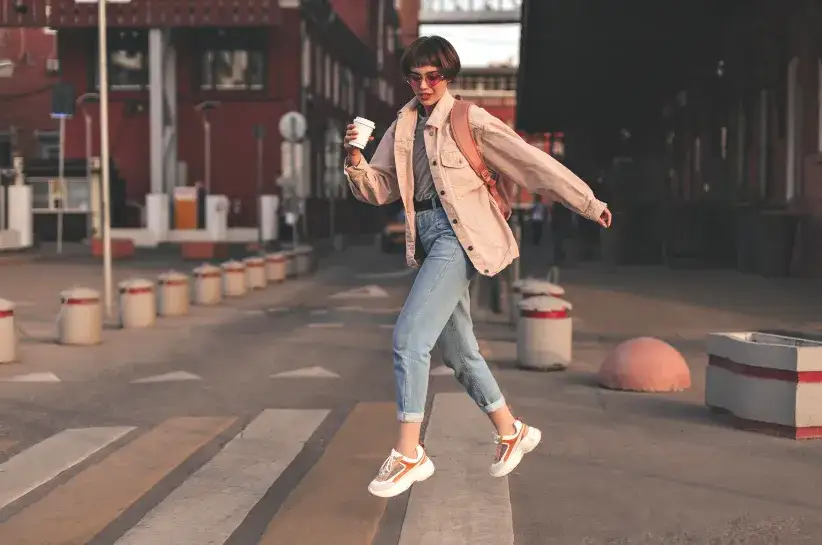 stylizacja z beżową kurtką i białymi sneakersami