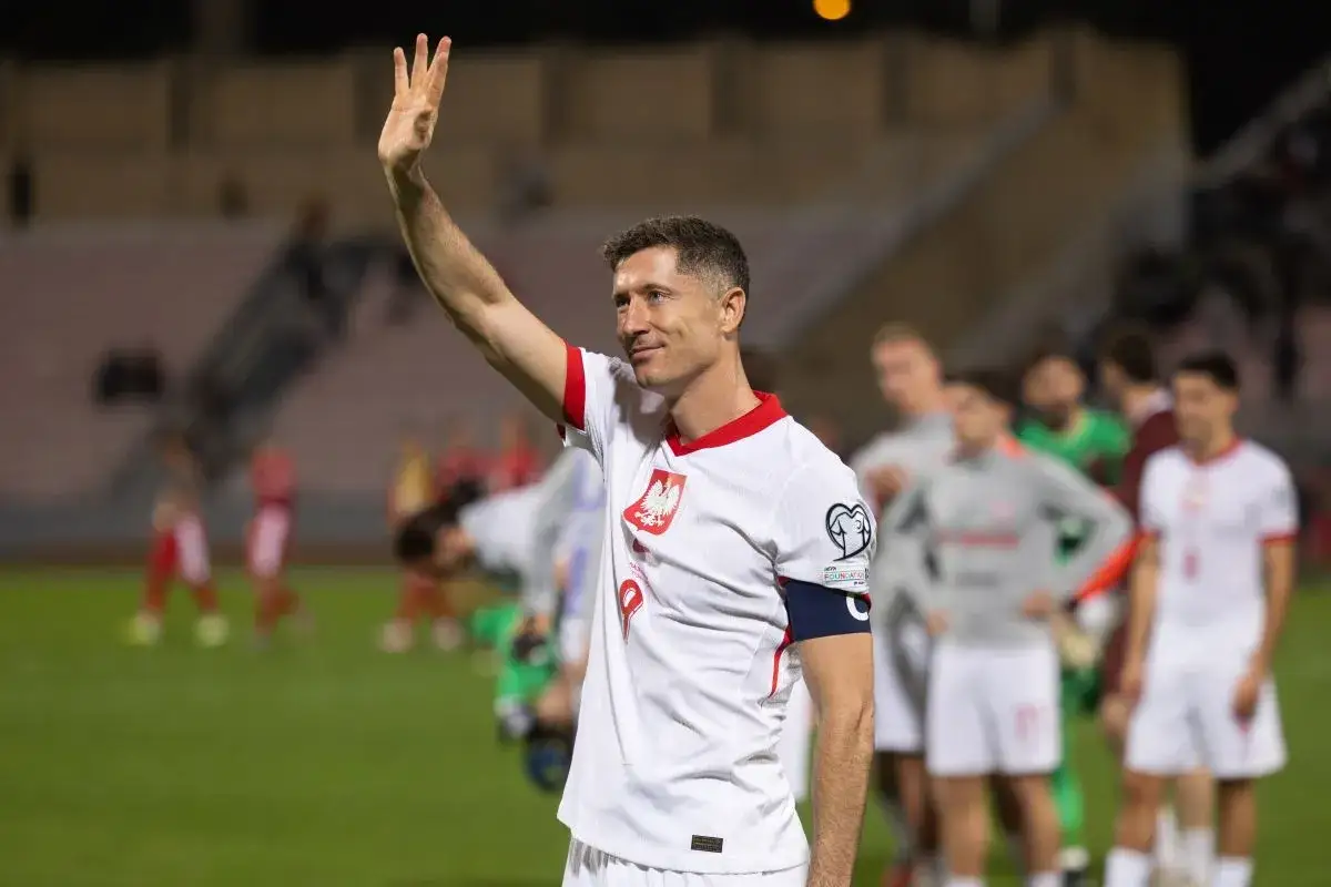 Robert Lewandowski, jeden z najlepszych polskich napastników, pozdrawia kibiców.