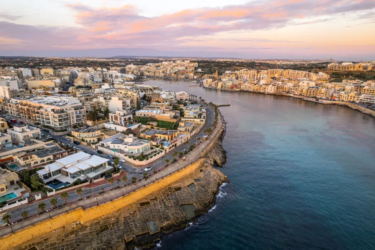 Vacker kuststad med hus och hav. Dr&ouml;mmer du om att flytta till Malta? H&auml;r ser du en vy som kan bli din.