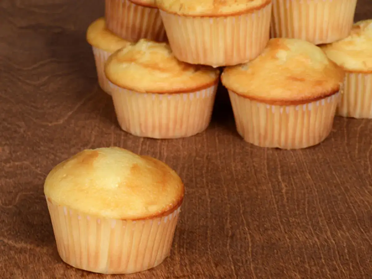 Ein Stapel goldbrauner Muffins, perfekt f&uuml;r ein schnelles Muffins Rezept.