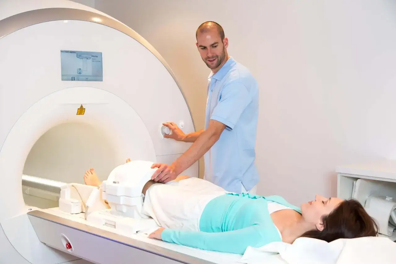 Pacjentka leży w aparacie MRI, technik przygotowuje badanie. Zastanawiasz się, ile trwa rezonans kolana?