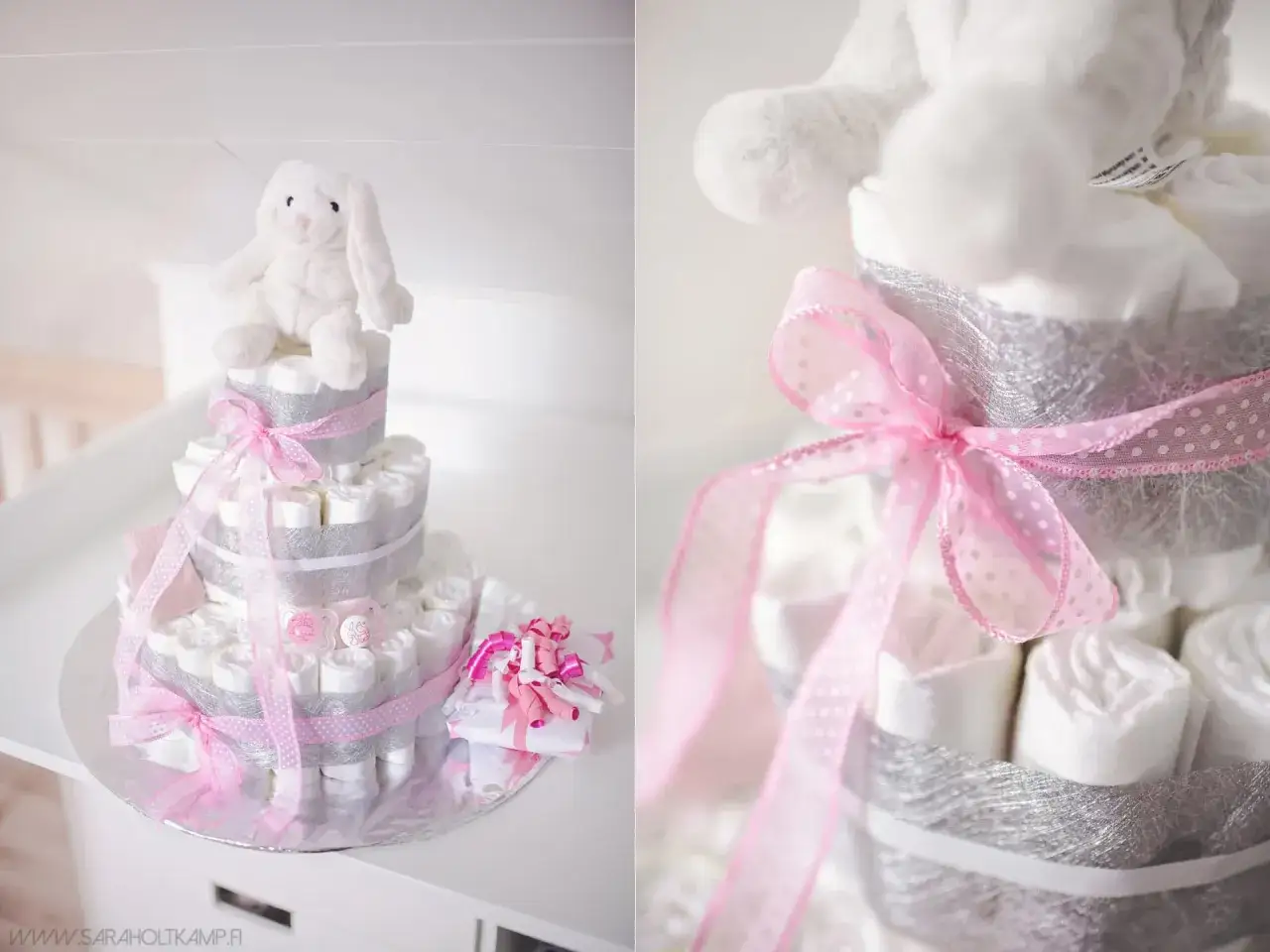 Söt blöjtårta dekoration med en vit kanin på toppen, inslagen med silverband och rosa prickiga band. Perfekt för en babyshower.
