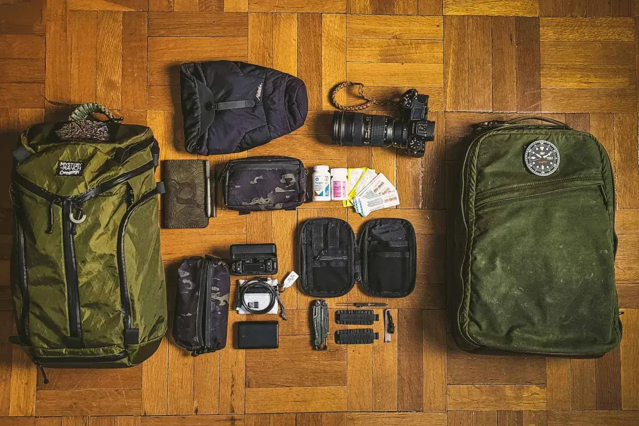 Zestaw EDC: plecaki, aparat, multitool, leki, powerbank. To wszystko, co potrzebne na co dzień.