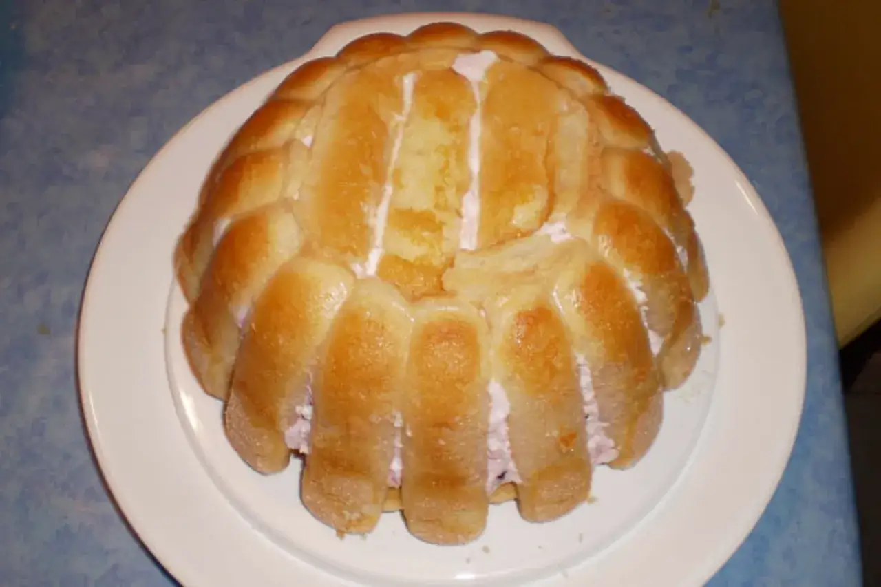 Charlotte aux fruits, un dessert gourmand fait de biscuits &agrave; la cuill&egrave;re et d'une cr&egrave;me l&eacute;g&egrave;re aux fruits.