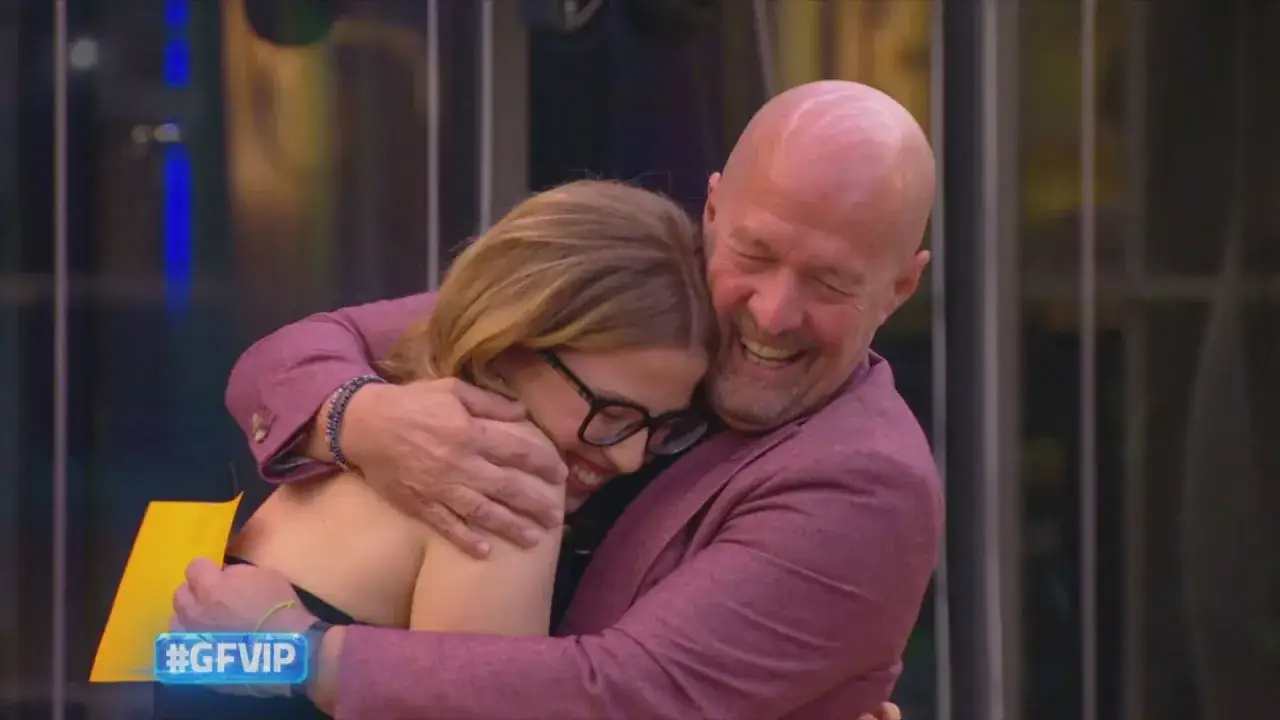 Marco Berry abbraccia affettuosamente una ragazza, un momento di gioia che svela un lato della sua vita privata.