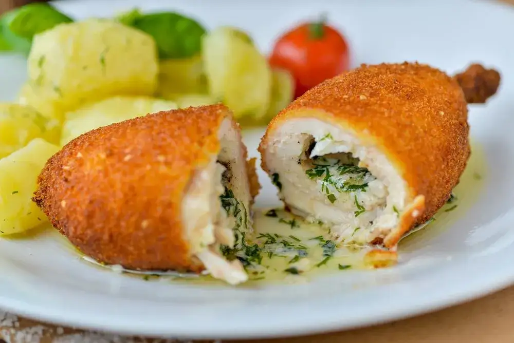 Kotlet de volaille z ziemniakami i surówką