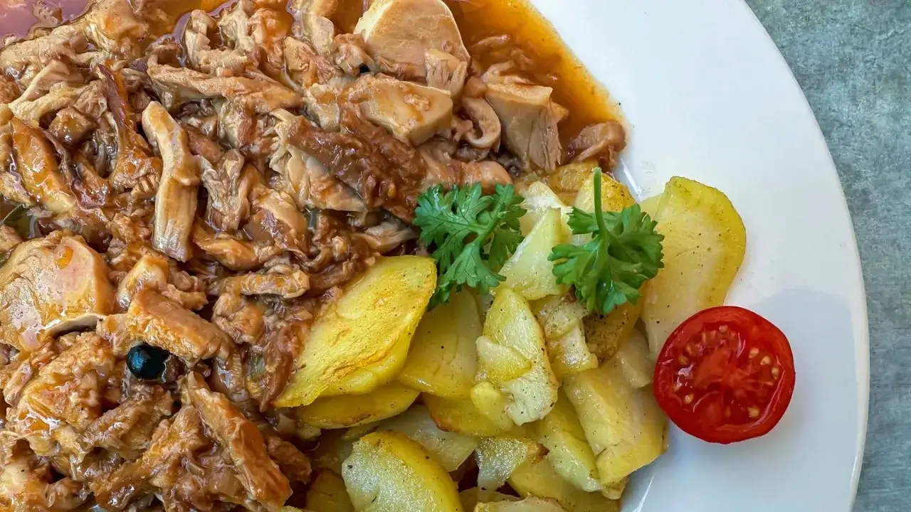 Herzhaftes Gericht mit Kutteln, Kartoffeln und Tomate. Kutteln, was ist das? Eine deftige Spezialität!