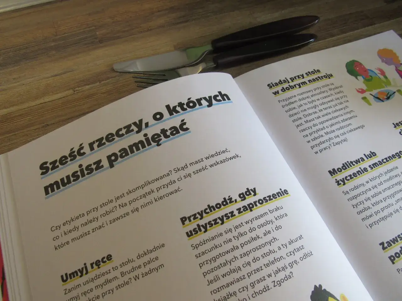 Modlitwa lub życzenie smacznego. Rodzina rozpoczyna posiłek od modlitwy, a potem życzy sobie smacznego.