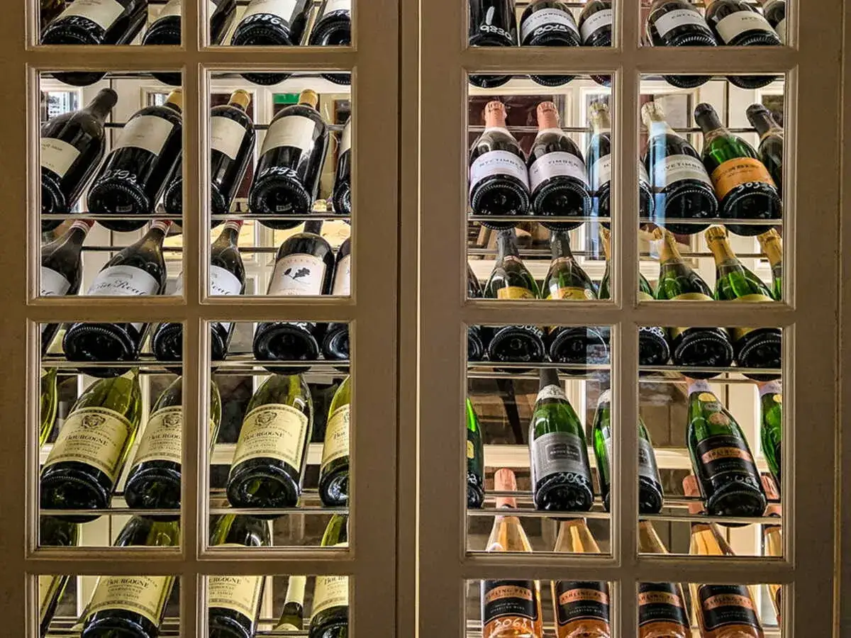 Vitrine remplie de bouteilles de vin, pr&ecirc;tes pour une d&eacute;gustation &agrave; la foire du vin.