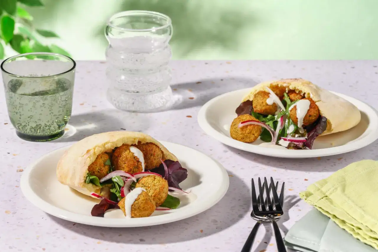 Två läckra falafel i pitabröd med sallad och sås. Ett enkelt falafel recept för en god lunch.