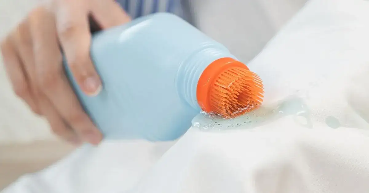 Jak usunąć klej z bluzki por&oacute;wnanie metod domowych i chemicznych