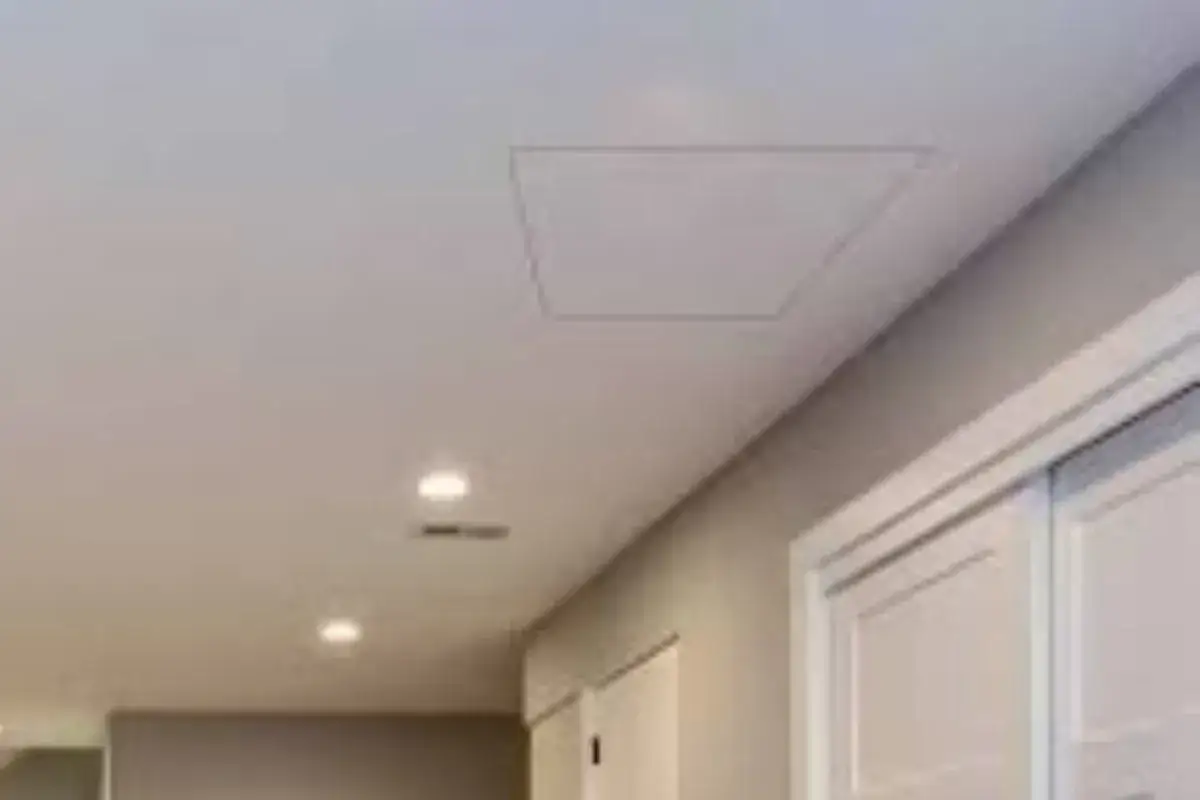 Soffitto in cartongesso con botole invisibili, quasi impercettibili, che si integrano perfettamente.