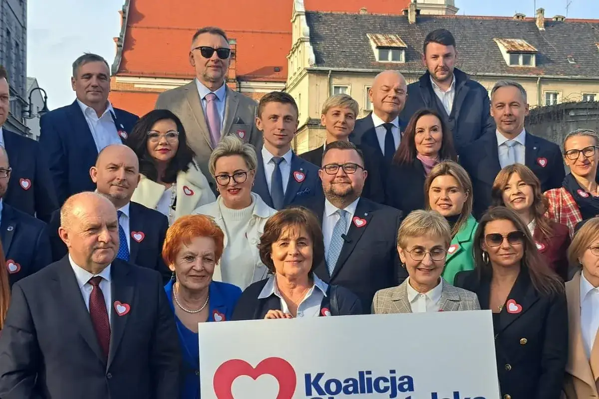 Grupa polityków Koalicji 15 października, z serduszkami na klapach, pozuje do zdjęcia. Czy planują wspólny start w wyborach lokalnych?