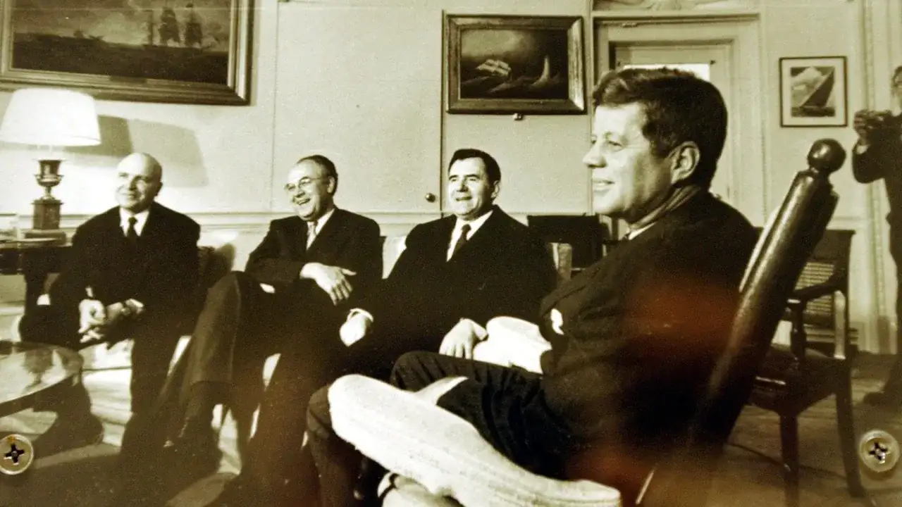 John F. Kennedy und sowjetische Delegierte besprechen die Kubakrise. Wann war die Kubakrise? 1962.