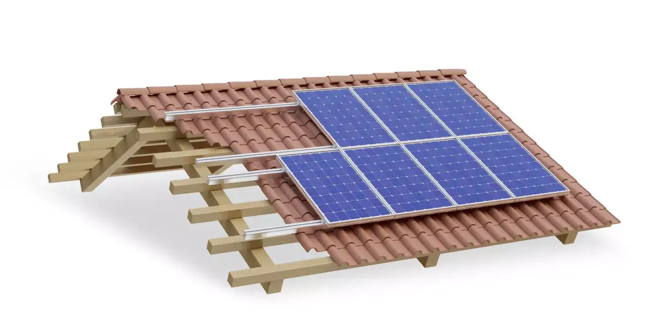 Installazione di pannelli fotovoltaici su tetto in tegole. La struttura mostra come calcolare quanto produce un pannello fotovoltaico.