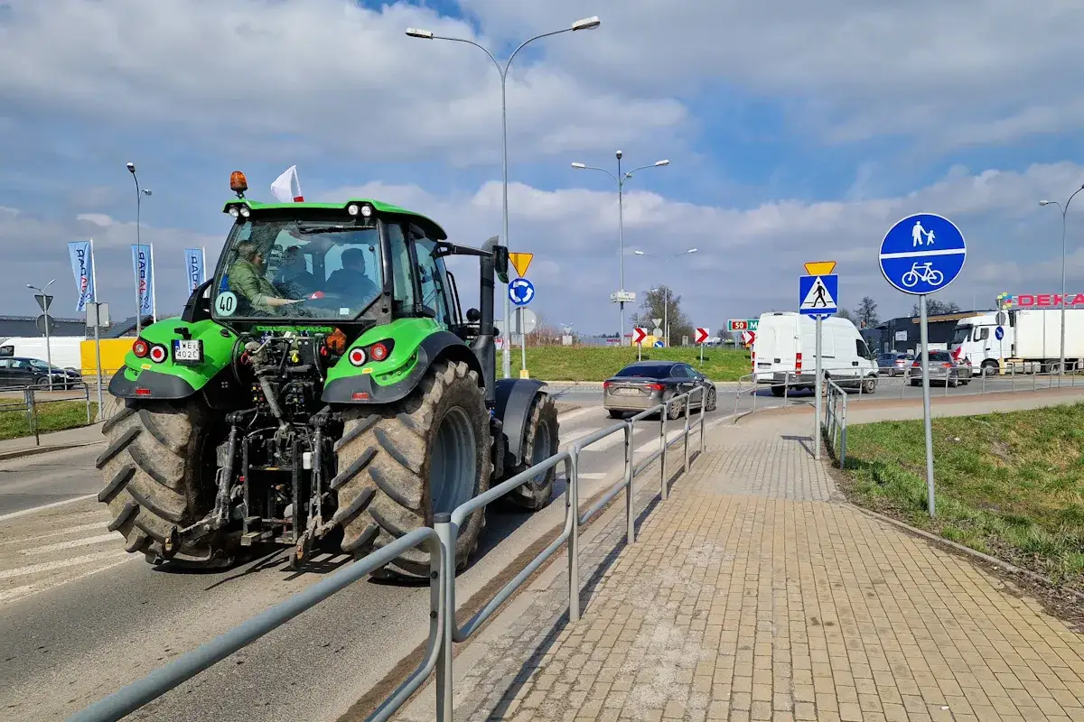 Ciągnik rolniczy na drodze publicznej