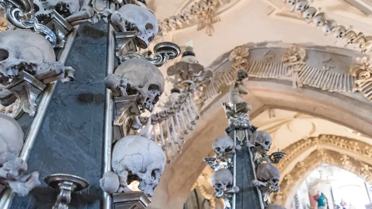 Das Beinhaus Sedlec: Sch&auml;del und Knochen zieren kunstvoll die S&auml;ulen und Gew&ouml;lbe dieser einzigartigen Kapelle.