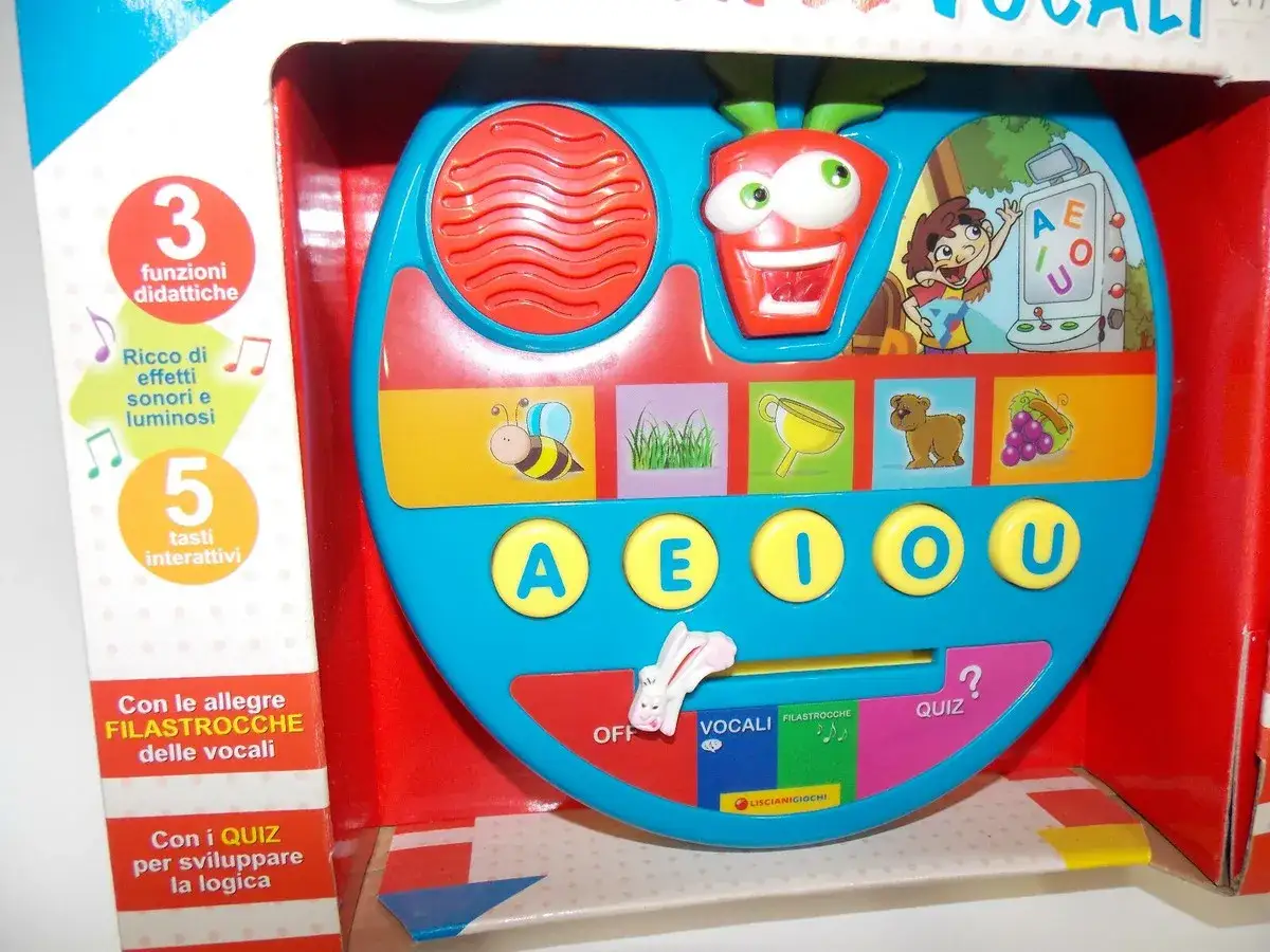 Giocattolo educativo con vocali, filastrocche e quiz, ideale per giochi da fare in macchina a voce. Ha 3 funzioni didattiche e 5 tasti interattivi.