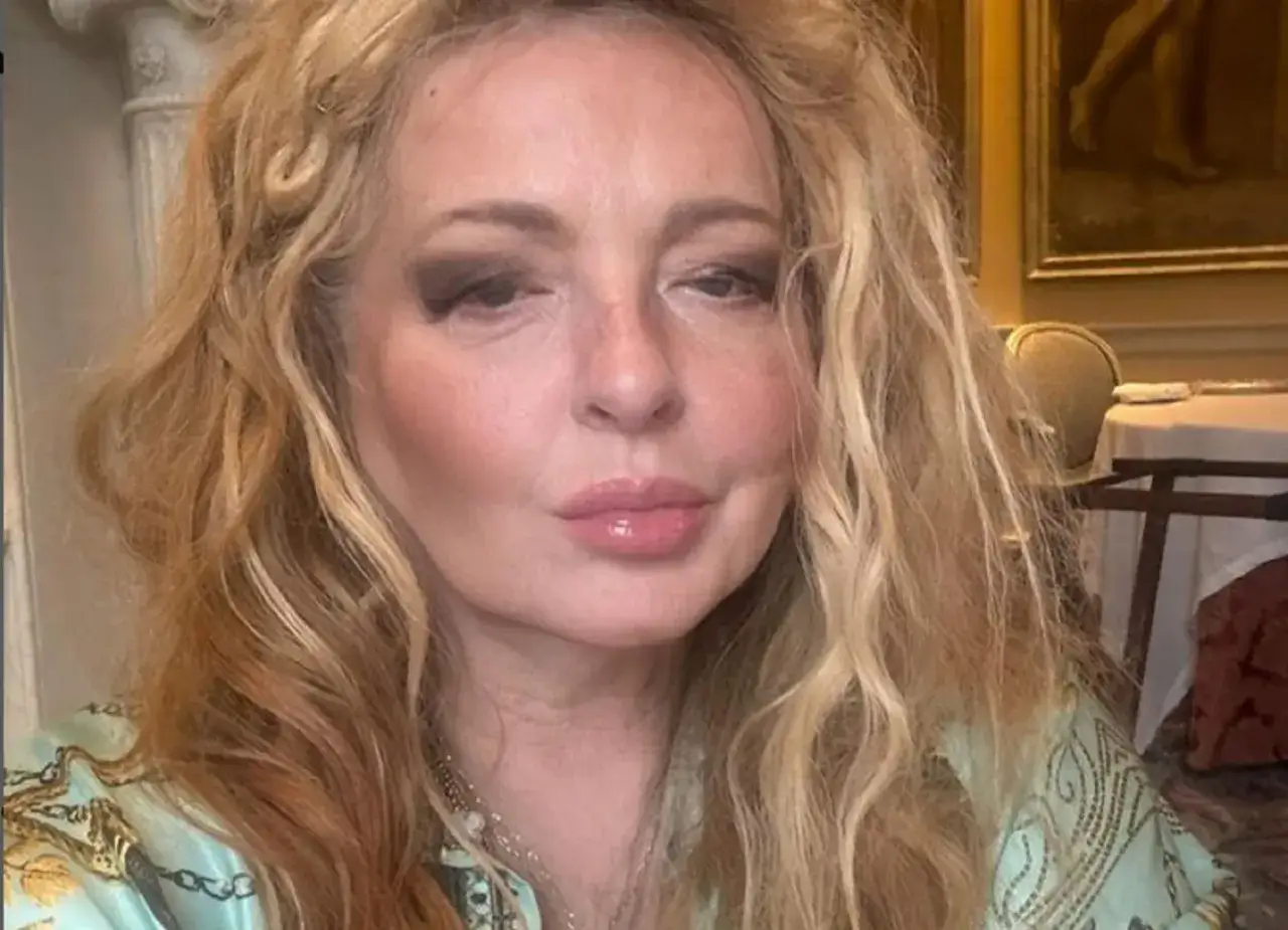 Magda Gessler bez doczepów, z burzą blond włosów i błyszczącymi ustami, wygląda naturalnie i pięknie.