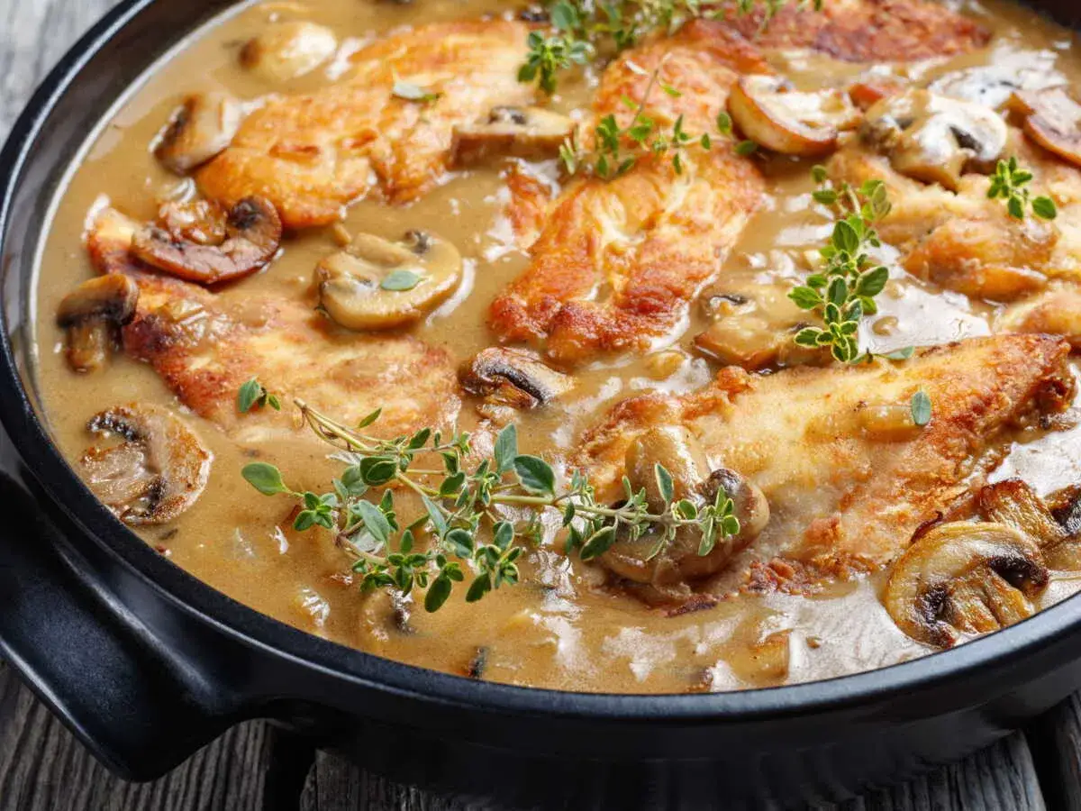 D&eacute;licieux filet de poulet &agrave; la cr&egrave;me et champignons, pr&ecirc;t &agrave; &ecirc;tre d&eacute;gust&eacute;. Une recette simple et savoureuse.