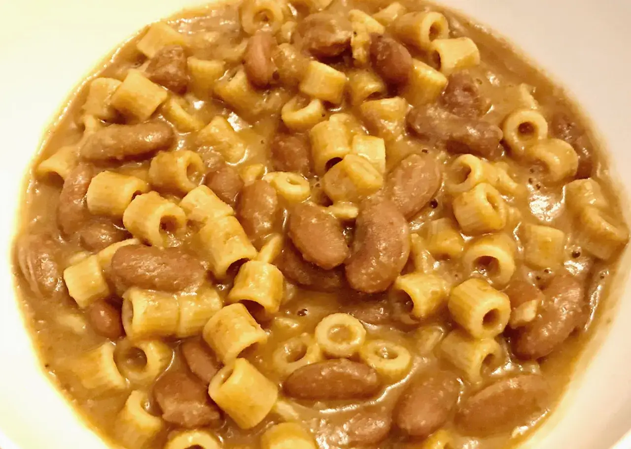 Un piatto fumante di pasta e fagioli, un classico abbinamento vino perfetto per una cena confortevole.