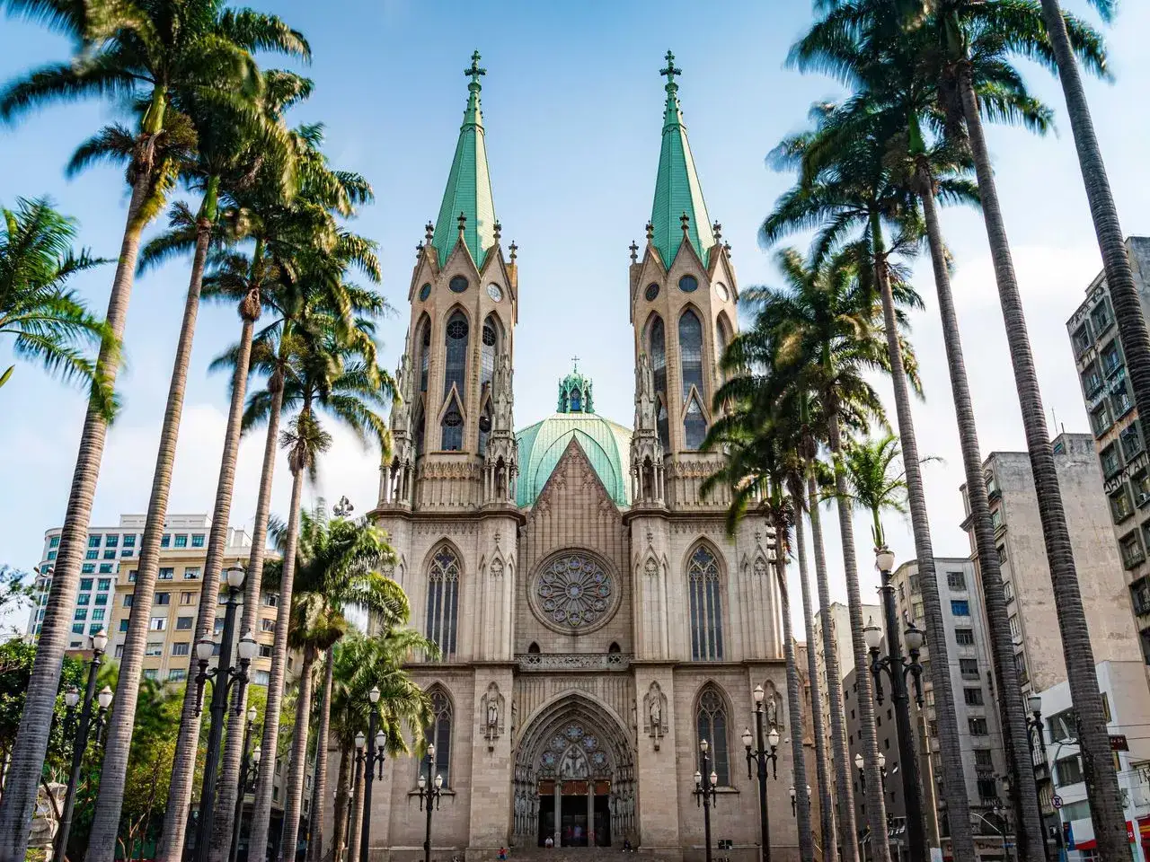 Kathedrale von São Paulo, Brasilien, mit Palmen im Vordergrund.