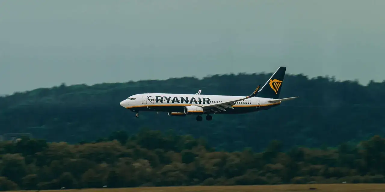 Samolot Ryanair zbliża się do lądowania. Zastanawiasz się, co to jest opłata transakcyjna Ryanair? To dodatkowy koszt, który może pojawić się przy rezerwacji.