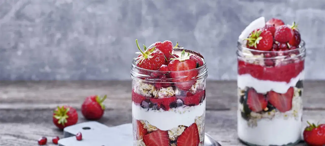 Leckere Overnight Oats Rezepte im Glas mit frischen Beeren und Joghurt.