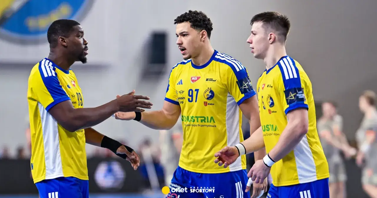Trzech zawodników Vive Kielce w żółtych koszulkach z niebieskimi rękawami, gestykulujących podczas meczu.