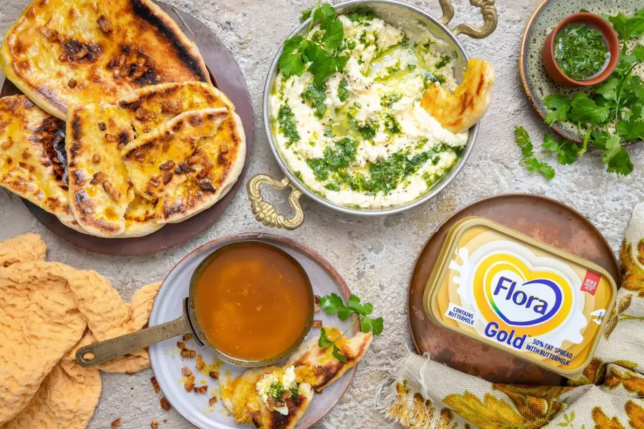 Chlebek naan z czym podawać? Z kremowym dipem, aromatycznym sosem i masłem Flora Gold. Idealny zestaw na przekąskę.