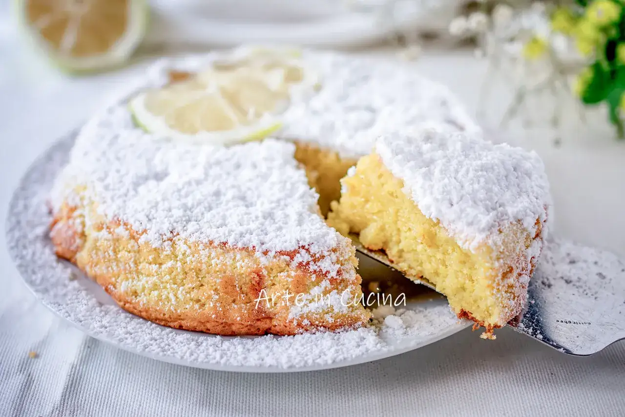 Deliziosa caprese al limone sal de riso, spolverata di zucchero a velo e decorata con fettine di limone.