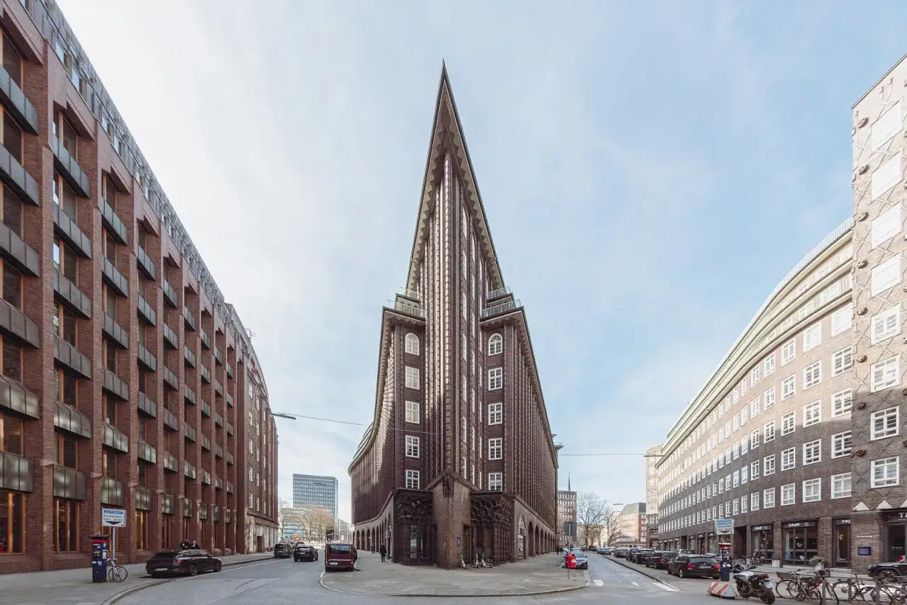 Das Chilehaus in Hamburg, ein expressionistisches Meisterwerk, ragt spitz in den Himmel.