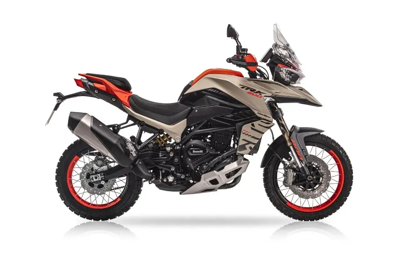 Benelli TRK 502, una moto da avventura con motore bicilindrico. Benelli produce i motori per le sue moto.