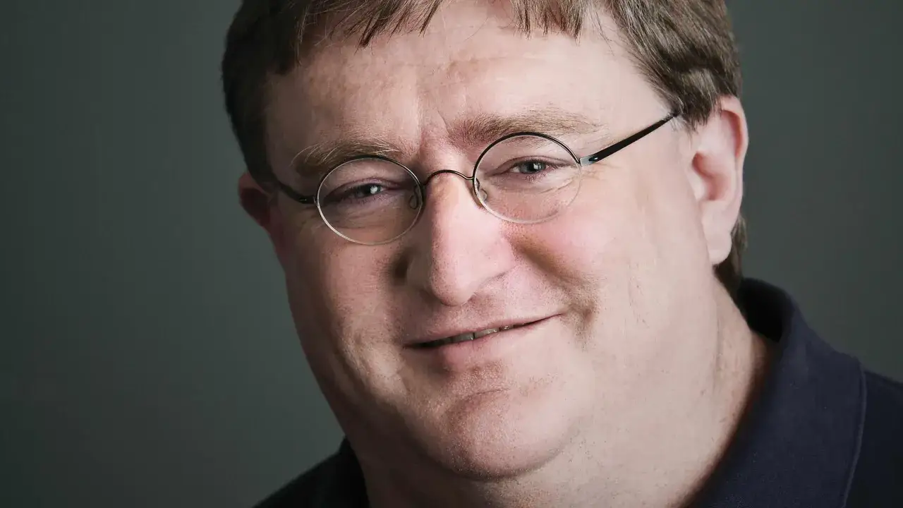 Gabe Newell, twórca Steam, w okularach, z lekkim uśmiechem.