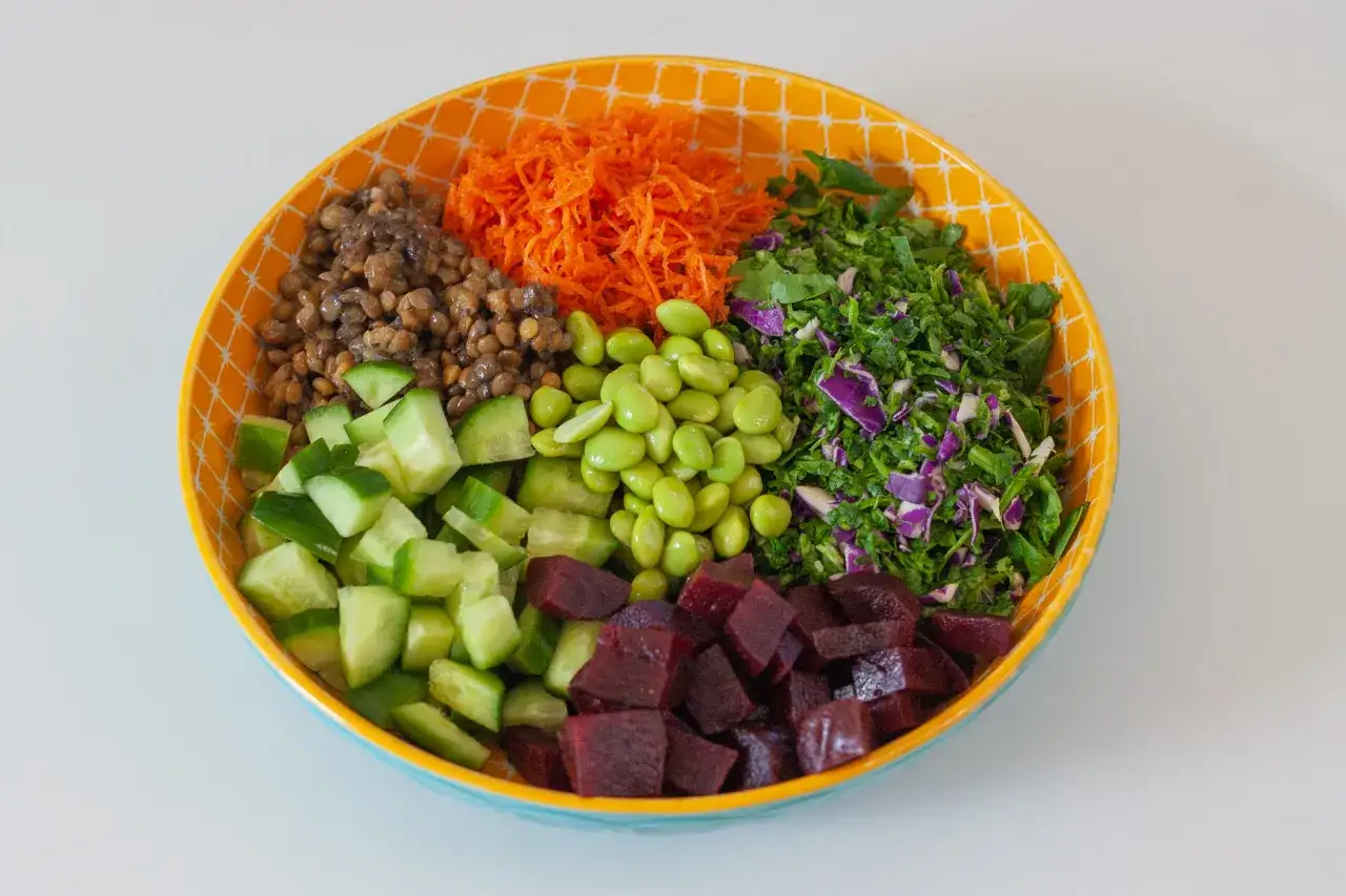 Un bol color&eacute; de salade peu calorique avec lentilles, concombre, edamame, carottes r&acirc;p&eacute;es, betteraves et chou rouge.