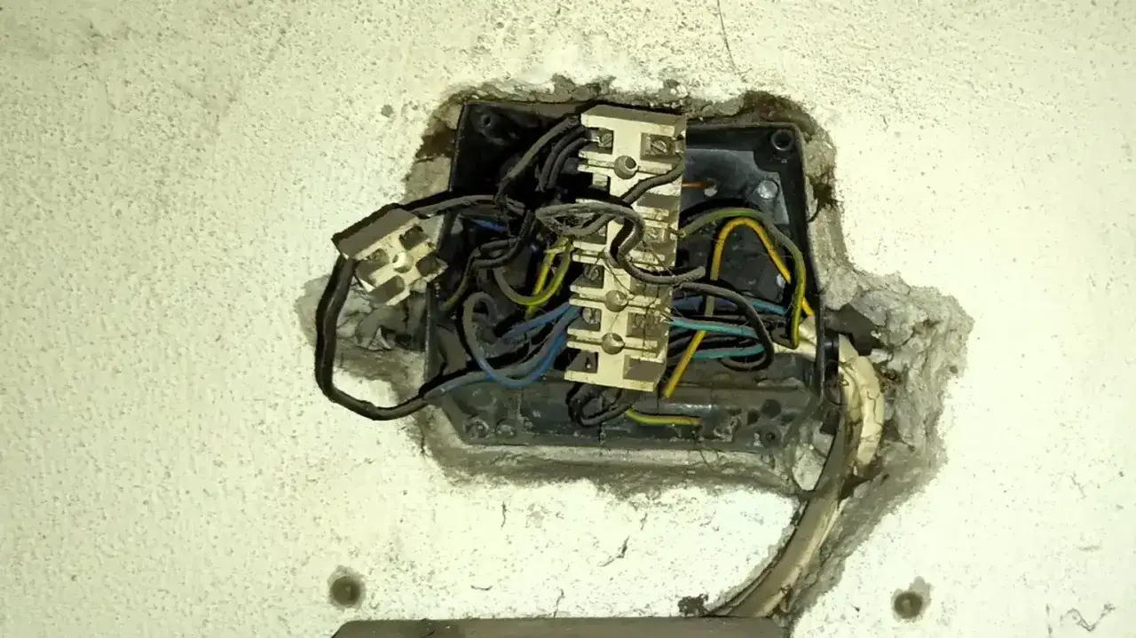 Odkryta instalacja elektryczna, która może wskazywać na kradzież prądu. W razie wątpliwości, gdzie zgłosić kradzież prądu, skontaktuj się z dostawcą energii.